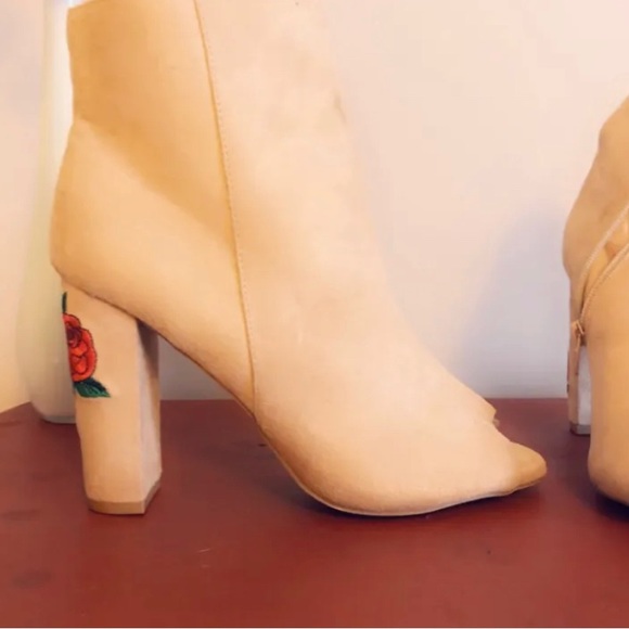 Open toed suede booties with rose embroidery size 9 - Picture 2 of 3